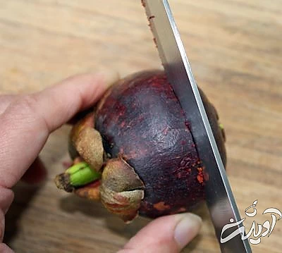 منگوستین را به صورت عمودی بر روی تخته برش بگذارید